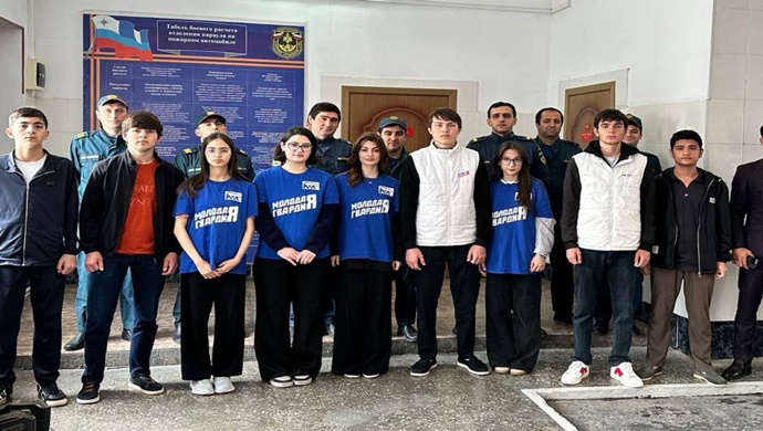 В Дербенте «Молодая Гвардия Единой России» поздравила сотрудников пожарной охраны с профессиональным праздником
