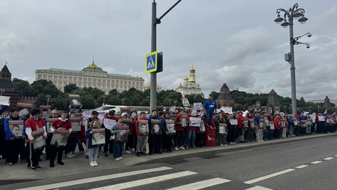 Moskova’da MGER ve Gönüllü Şirketi aktivistleri, Büyük Britanya Kralı’nın doğum günü şerefine Moskova’da düzenlenen büyükelçilik resepsiyonuna karşı protesto düzenledi