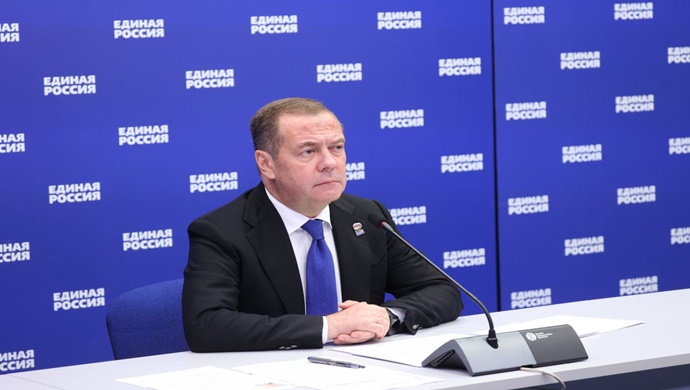 Dmitri Medvedev: Birleşik Rusya, Kursk bölgesinin sınır bölgelerini eski haline getirmek için yakında büyük ölçekli bir insani yardım misyonu başlatacak