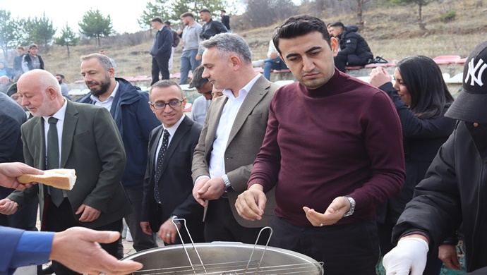 Giresun Üniversitesi Şebinkarahisar Yerleşkesinde Geleneksel Hamsi Şenliğine yüzlerce kişi katıldı