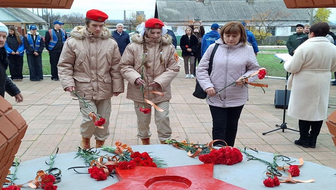 Birleşik Rusya’nın katılımıyla Rozovka (DHC) köyünde Büyük Vatanseverlik Savaşı’nda hayatını kaybedenlerin anısına anıt restore edildi