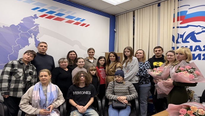 Поздравление семей участников СВО, рожениц и многодетных мам: «Единая Россия» организовала праздничные акции ко Дню матери по всей стране