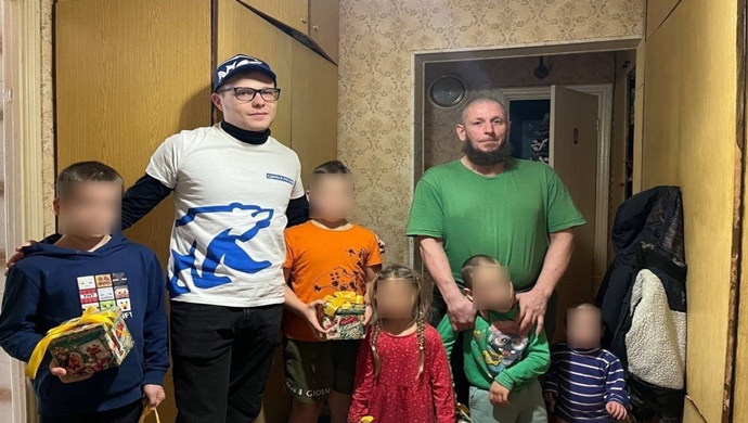 Мастер-классы, новогодние представления, подарки: «Единая Россия» поздравила с Новым годом детей и представителей старшего поколения