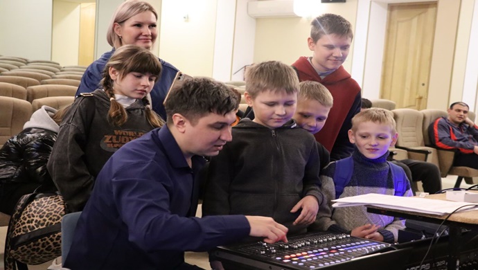 «Единая Россия» показала школьникам закулисье Дворца культуры в Северодонецке (ЛНР)