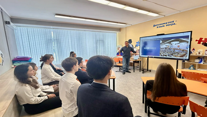 «Единая Россия» знакомит молодёжь Ямала с системой управления регионом