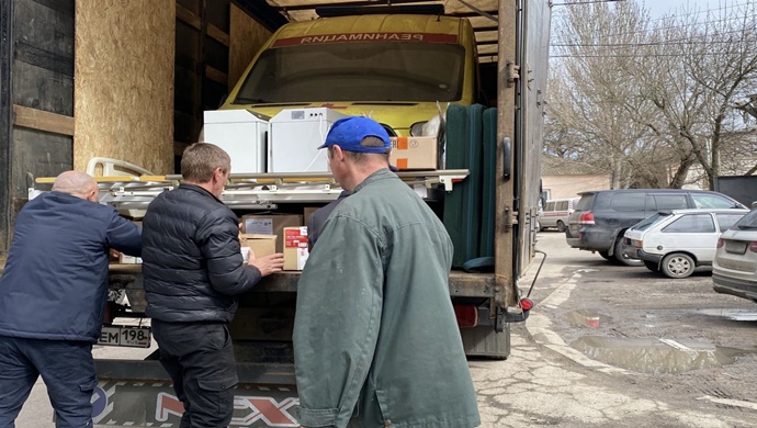 «Единая Россия» передала из Санкт-Петербурга в Херсонскую область медикаменты и экспериментальное военное снаряжение