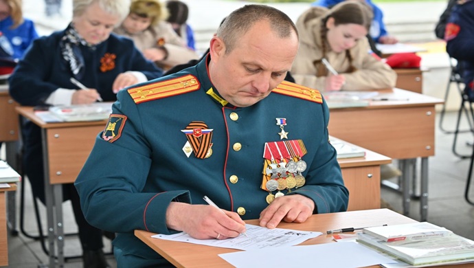 Rusya Kahramanı İvan Kleşçeryov: Zafer Diktasına katılanlar, genç nesile hiç kimsenin ve hiçbir şeyin unutulmadığı konusunda örnek teşkil ediyorlar