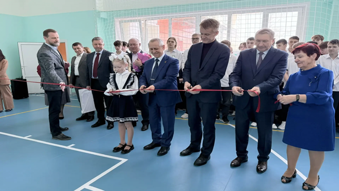 Birleşik Rusya halk programı doğrultusunda, Leningrad Bölgesi’ndeki Kotelsky köyünde büyük tadilatların ardından bir okul açıldı