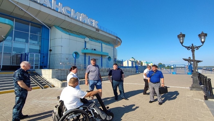 Сторонники «Единой России» проверили автовокзал в Ханты-Мансийске на предмет доступности для маломобильных жителей